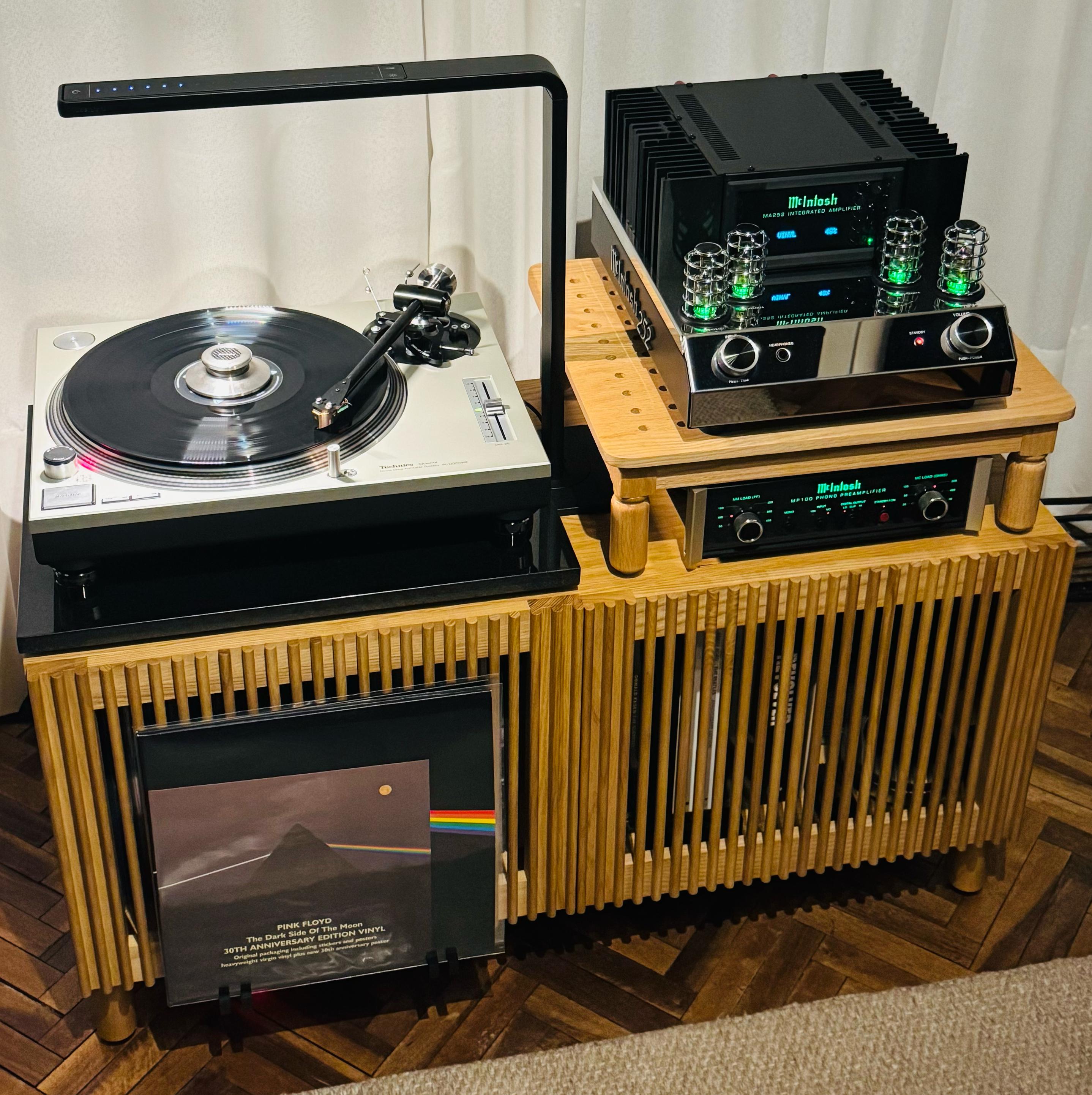 Vinilo de The Dark Side of the Moon (30 aniversario), sonando en una Technics SL-1200 MK2 con amplificador integrado McIntosh MA252 y pre de phono McIntosh MP100.